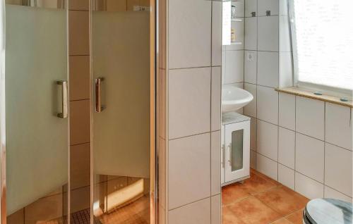 Bilik mandi di Pet Friendly Home In Seebad Lubmin