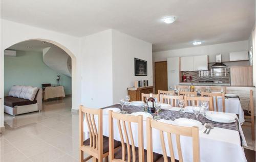 Kuchyňa alebo kuchynka v ubytovaní Six-Bedroom Holiday Home In Sevid