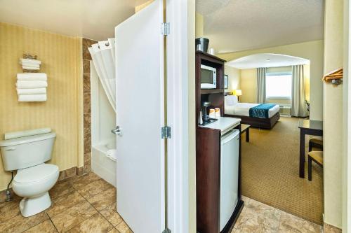 ein Hotelzimmer mit Toilette und Badezimmer in der Unterkunft Comfort Inn & Suites in Edson