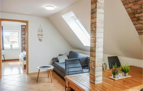 ein Wohnzimmer mit Sofa und Tisch in der Unterkunft Lovely Apartment In Butjadingen in Butjadingen