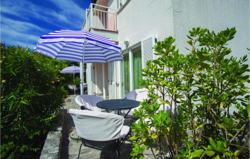 patio ze stołem, krzesłami i parasolem w obiekcie Awesome Apartment In Baska With Wifi w Bašce