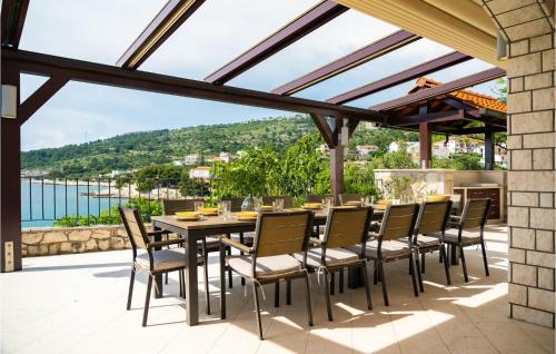 Six-Bedroom Holiday Home In Primosten