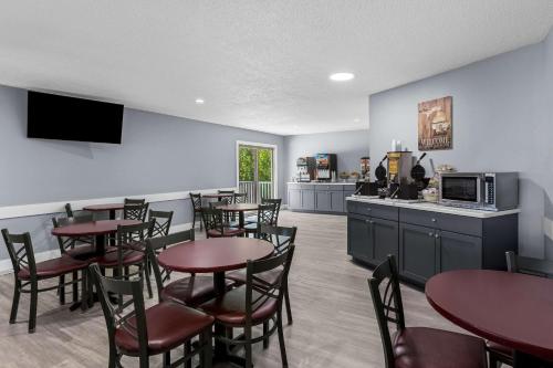 Μια τηλεόραση ή/και κέντρο ψυχαγωγίας στο Quality Inn Lakefront