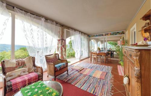 sala de estar con ventanas grandes y comedor en Two-Bedroom Apartment In Sorana Pescia Pt, en Aramo