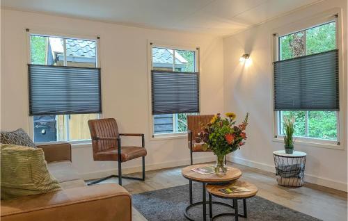 un soggiorno con finestre con persiane nere di 3 Bedroom Lovely Home In Marienberg a Mariënberg