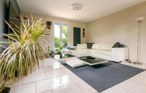 a living room with a white couch and a table at Gorgeous Home In Joué Les Tours in Joue-les-Tours