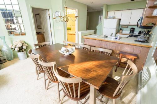Η κουζίνα ή μικρή κουζίνα στο Okemo Mountain Getaway for Families with Pool Access