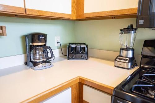 Η κουζίνα ή μικρή κουζίνα στο Okemo Mountain Getaway for Families with Pool Access