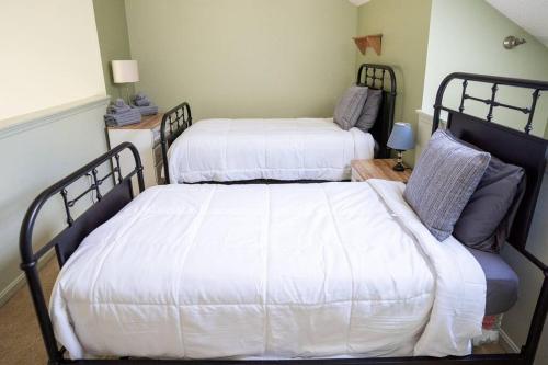 Ένα ή περισσότερα κρεβάτια σε δωμάτιο στο Okemo Mountain Getaway for Families with Pool Access