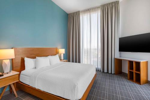 埃尔塞贡多Cambria Hotel LAX的一间配有床和平板电视的酒店房间
