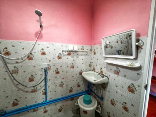 a bathroom with a sink and a shower at Kanitta Homestay kohyaonoi in Ban Bang Chak