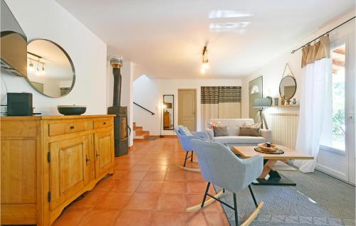 un salon avec un canapé, une table et des chaises dans l'établissement 3 Bedroom Beautiful Home In Barjac, à Barjac