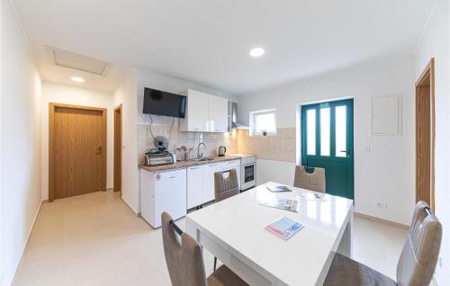 2 Bedroom Beach Front Apartment In Kastel Stari