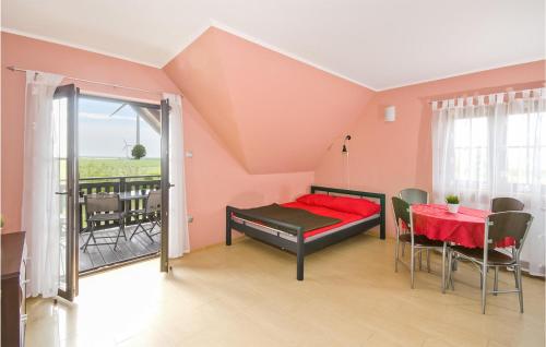 Posezení v ubytování Nice Apartment In Darlowo With Kitchen