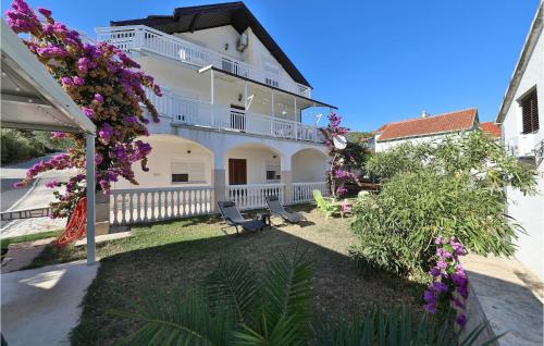 玛里纳Two-Bedroom Apartment With Sea View In Marina的一座白色的大建筑,花紫色