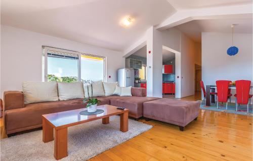 Posezení v ubytování Three-Bedroom Apartment In Rogotin