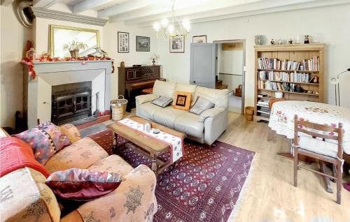 un soggiorno con divano e camino di Amazing Home In Arcais With Wifi ad Arçais