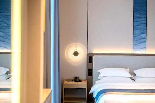 Una cama o camas en una habitación de Chaozhou Yuyu Hotel