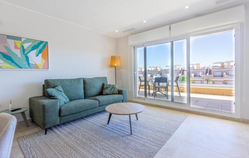 ein Wohnzimmer mit Couch und großem Fenster in der Unterkunft Beach Front Apartment in Pilar de la Horadada