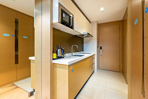 Η κουζίνα ή μικρή κουζίνα στο Clovis Apartment广交会期间免费穿梭巴士