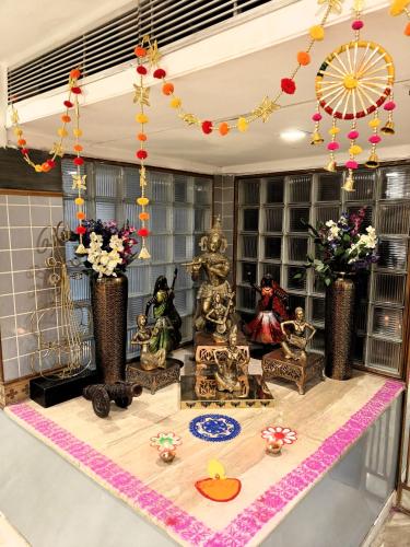 a room with some statues and a ferris wheel at Chandra Inn in Jodhpur