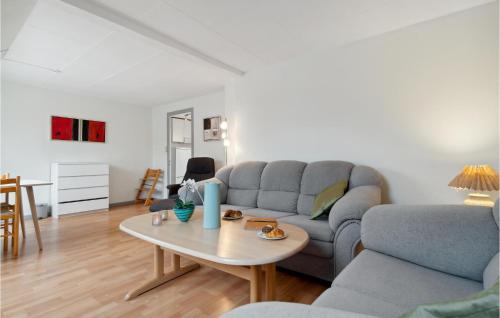 レネにある2 Bedroom Awesome Apartment In Rønneのソファとテーブルのあるリビングルーム