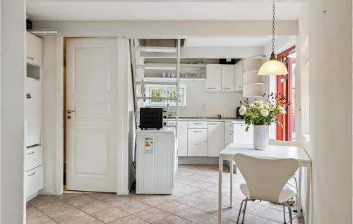 Dapur atau dapur kecil di 1 Bedroom Cozy Apartment In Gilleleje