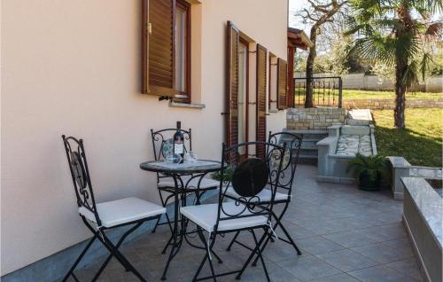 Patio alebo iná vonkajšia časť ubytovania Two-Bedroom Apartment In Porec