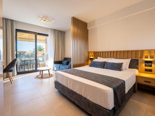 Ένα ή περισσότερα κρεβάτια σε δωμάτιο στο ANTONY's LUXURY APARTMENTS