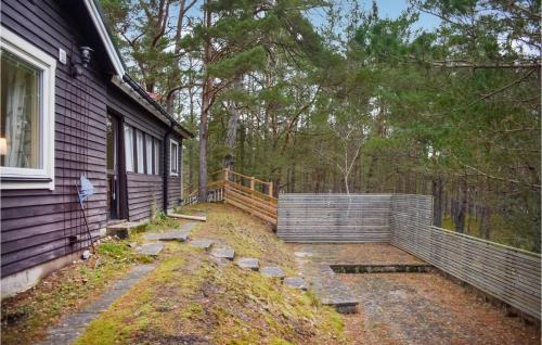 Κήπος έξω από το 2 Bedroom Cozy Home In Yngsjö