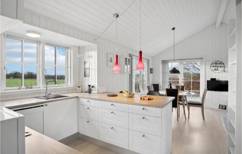 Una cocina o cocineta en Awesome Home In Fredericia With Kitchen