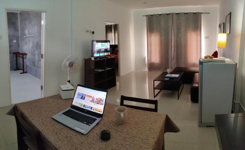 Μια τηλεόραση ή/και κέντρο ψυχαγωγίας στο Orchidilla Residence Phuket Mai Khao Beach - SHAPlus