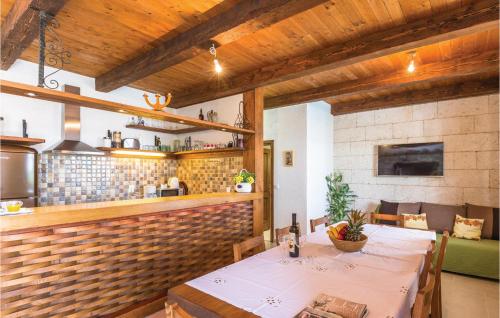 Kuchyňa alebo kuchynka v ubytovaní Holiday Home Gornje Tucepi With Sea View 313