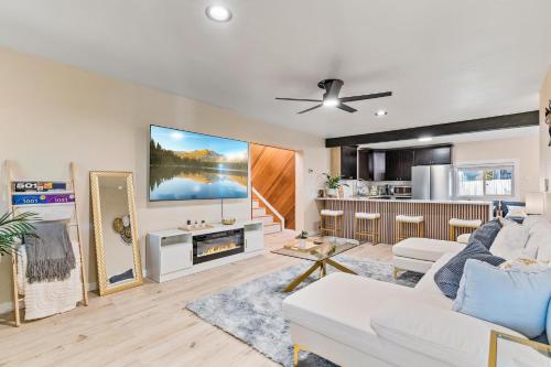 Una sala de estar con un sofá blanco y un televisor. en The NorthWest Vibes, en Tacoma