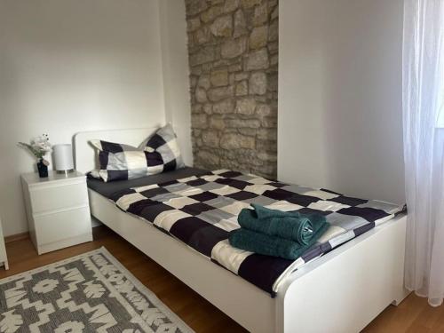 a bed with pillows on it in a room at Ferien- Monteurwohnung in Förderstedt, Staßfurt in Staßfurt