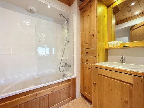 une salle de bain avec une baignoire, un lavabo et une douche dans l'établissement Passa Franc - appartement- 8pers - proche piste, aux Gets