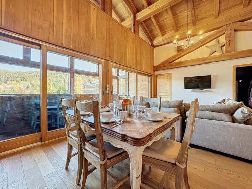 une salle à manger avec une table et un canapé dans l'établissement Passa Franc - appartement- 8pers - proche piste, aux Gets