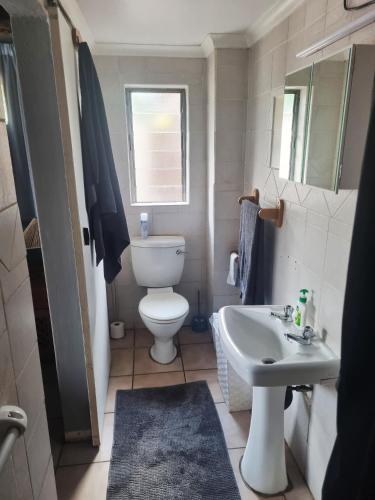 Ένα μπάνιο στο Lyttelton Self-Catering Accommodation