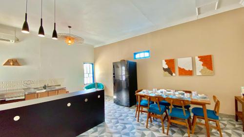 Кухня или мини-кухня в Rooftop Suites Pusat Kota Pontianak
