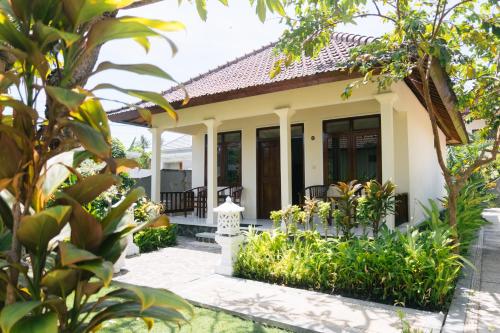 Taman di luar New Starlight Hotel Lovina