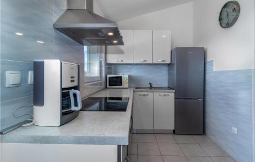 2 Bedroom Cozy Apartment In Dramalj