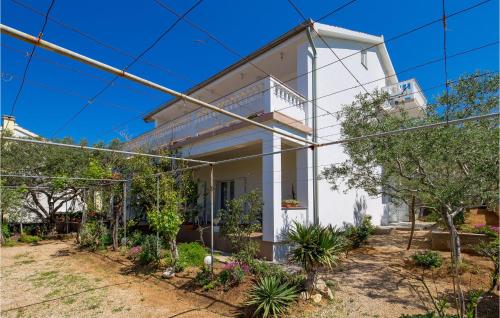 3 Bedroom Nice Apartment In Barbat-Rab