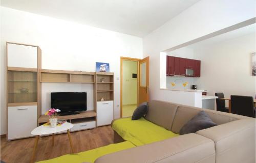 Φωτογραφία από το άλμπουμ του Two-Bedroom Holiday Home In Zavalatica σε Zavalatica