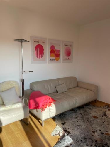 ヴッパータールにあるTolle 2-Zimmer Wohnung in Elberfeldのソファと椅子のあるリビングルーム