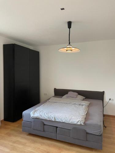 ヴッパータールにあるTolle 2-Zimmer Wohnung in Elberfeldのベッドルーム1室(ベッド1台、黒いキャビネット付)