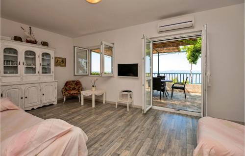 Televízia a/alebo spoločenská miestnosť v ubytovaní Holiday Home Podgora 14