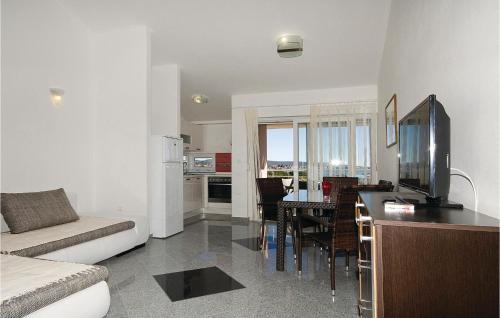 Kuchyňa alebo kuchynka v ubytovaní Beautiful Apartment In Bibinje