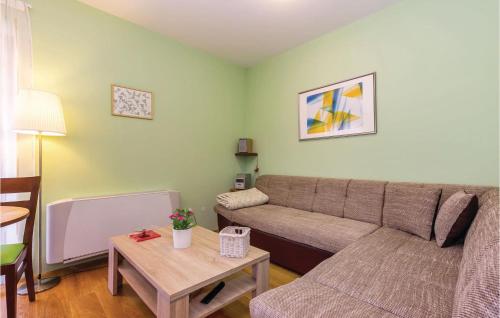 ein Wohnzimmer mit einer Couch und einem Tisch in der Unterkunft Gorgeous Home In Jadranovo With Kitchen in Jadranovo