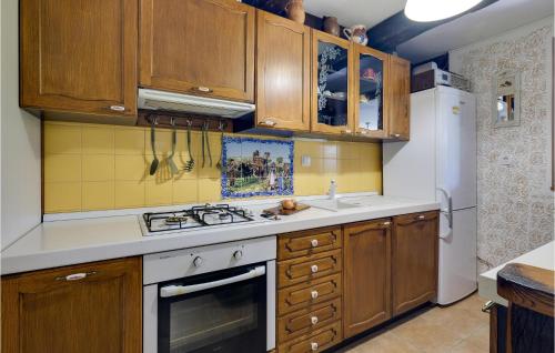 Η κουζίνα ή μικρή κουζίνα στο Gorgeous Home In Jakovlje With Sauna