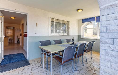 jadalnia ze stołem i krzesłami w obiekcie 3 Bedroom Awesome Apartment In Pavicini w mieście Pavicini